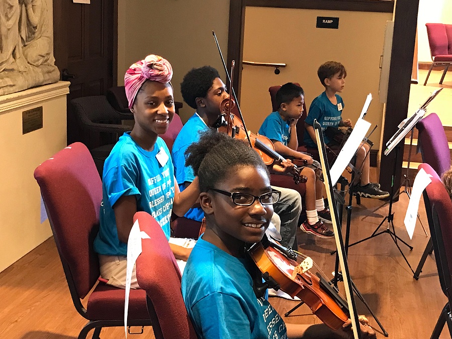 Kids at violin clinic